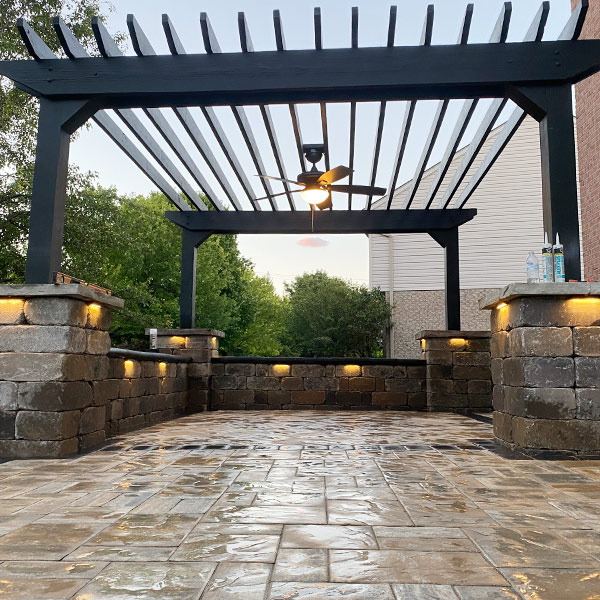 Retaining wall with textured stone